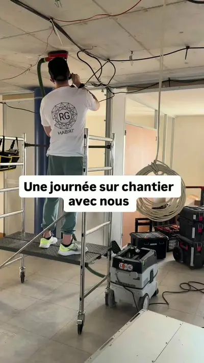 Technicien RG Habitat sur un échafaudage pendant l’installation d’une climatisation